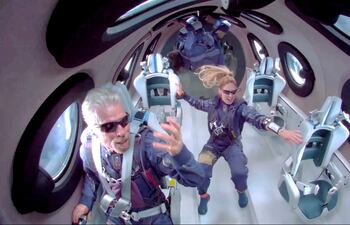 Archivo de una captura de fotogramas de un video puesto a disposición por Virgin Galatic que muestra a Sir Richard Branson (i) a bordo de la SpaceShip Two Unity 22 mientras alcanzan la gravedad cero durante su vuelo después de despegar del Spaceport America (EFE)