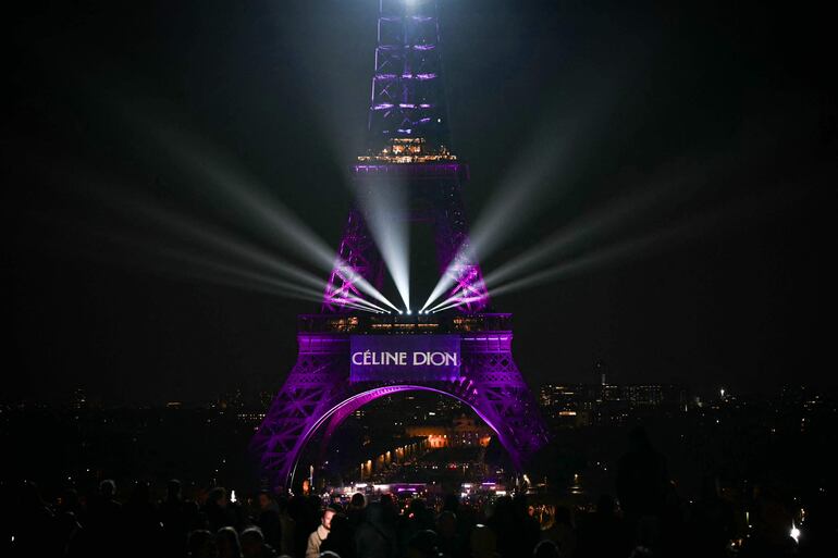 La torre Eiffel se iluminó para celebrar el cumpleaños 58 de la cantante Céline Dion.