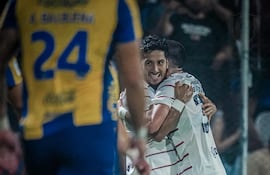 El delantero de Cerro Porteño celebra con el autor del tanto de apertura del marcador, César Bobadilla, en el triunfo sobre el Sportivo Luqueño, en la ciudad de Itauguá.