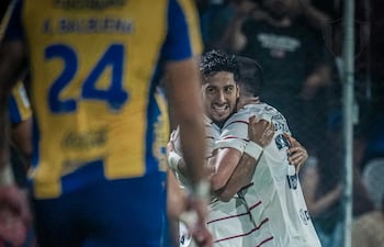 El delantero de Cerro Porteño celebra con el autor del tanto de apertura del marcador, César Bobadilla, en el triunfo sobre el Sportivo Luqueño, en la ciudad de Itauguá.