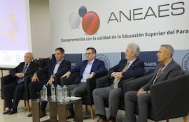 José Duarte Penayo, Marco Riquelme y Enrique Duarte en panel formal. Todos vestidos de traje y participando en un diálogo serio.