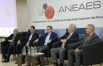 José Duarte Penayo, Marco Riquelme y Enrique Duarte en panel formal. Todos vestidos de traje y participando en un diálogo serio.