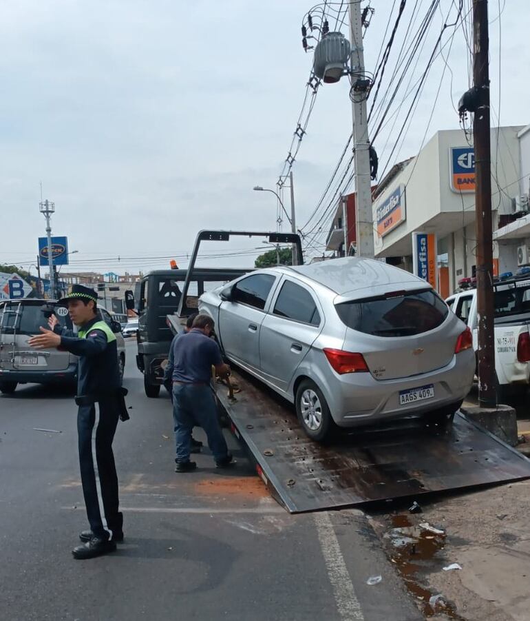 Auto volcó en la avenida Eusebio Ayala de Asunción.