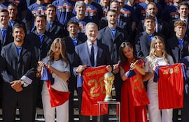Los reyes Felipe VI y Letizia, la princesa Leonor y la infanta Sofía, felices con las camisetas de los campeones mundiales en sus manos, en los jardines del Palacio de la Zarzuela. (EFE/Daniel González)