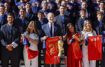 Los reyes Felipe VI y Letizia, la princesa Leonor y la infanta Sofía, felices con las camisetas de los campeones mundiales en sus manos, en los jardines del Palacio de la Zarzuela. (EFE/Daniel González)