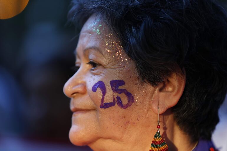Una mujer participa durante una marcha como parte del Día Internacional de Eliminación de la Violencia contra la Mujer este martes, en Asunción.