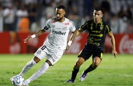 Neymar, en acción frente a Fernando Galeano, durante el partido por la Copa Libertadores entre Santos y Recoleta FC, finalizado 1-1, en Vila Belmiro. El astro no participó del duelo contra Bahía, en Salvador, por precaución.