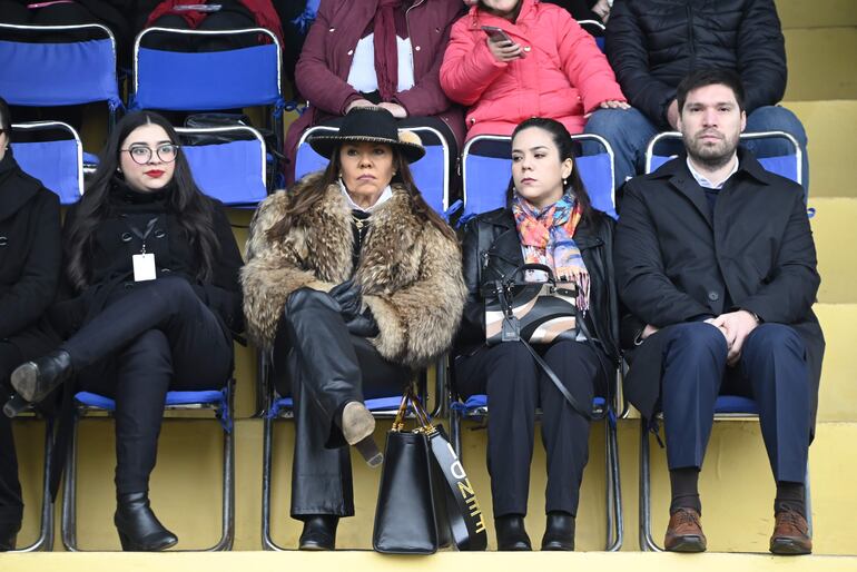 Celeste Amarilla, Yohanna Ortega (centro) rodeadas de otros invitados.