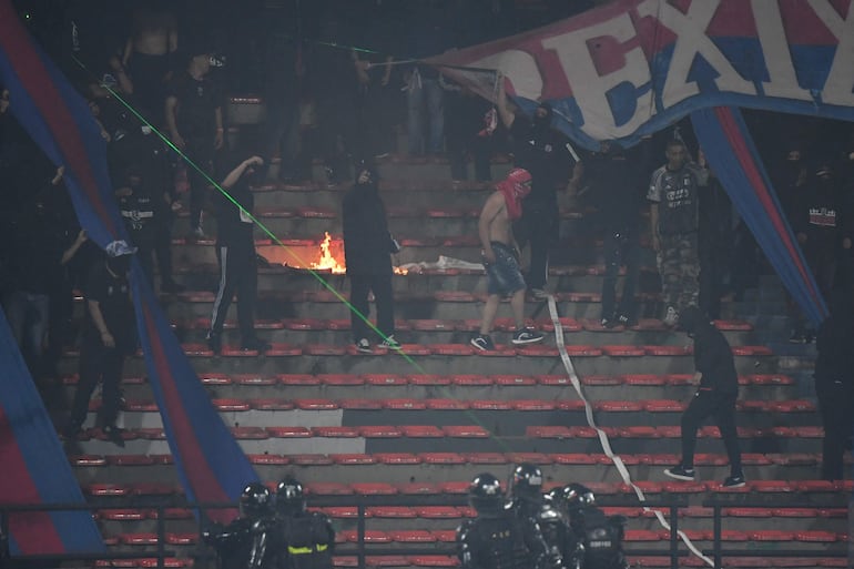 El partido DIM vs. Flamengo fue cancelado por pirotecnia e invasión de hinchas al campo de juego del Atanasio Girardot. 