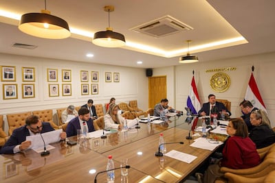 Patrick Paul Kemper Thiede y Esperanza Martínez de Portillo en reunión de la comisión especial que investiga los títulos falsos, revisando documentos.