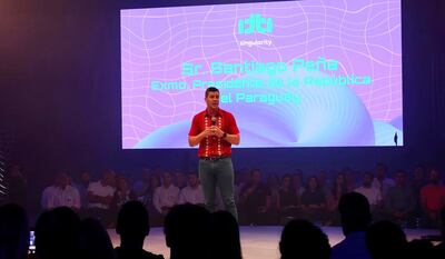 El presidente Santiago Peña actuando de orador en un evento de la actual mimada  ITTI y que es su socia en ueno Holding Saeca.