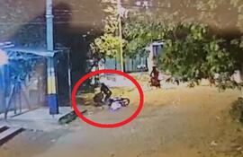 Delincuente se abalanzó sobre la víctima y la arrojó al suelo para robarle su motocicleta.
