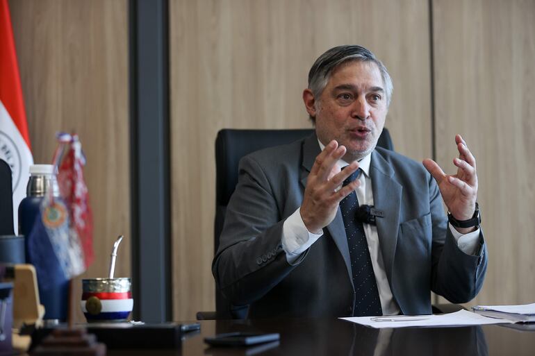 El ministro de Educación y Ciencias de Paraguay, Luis Ramírez, en su despacho. EFE/ Juan Pablo Pino
