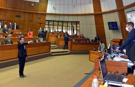 Juramento de Hernán Rivas ante el pleno de la Cámara de Diputados como nuevo representante ante el JEM.