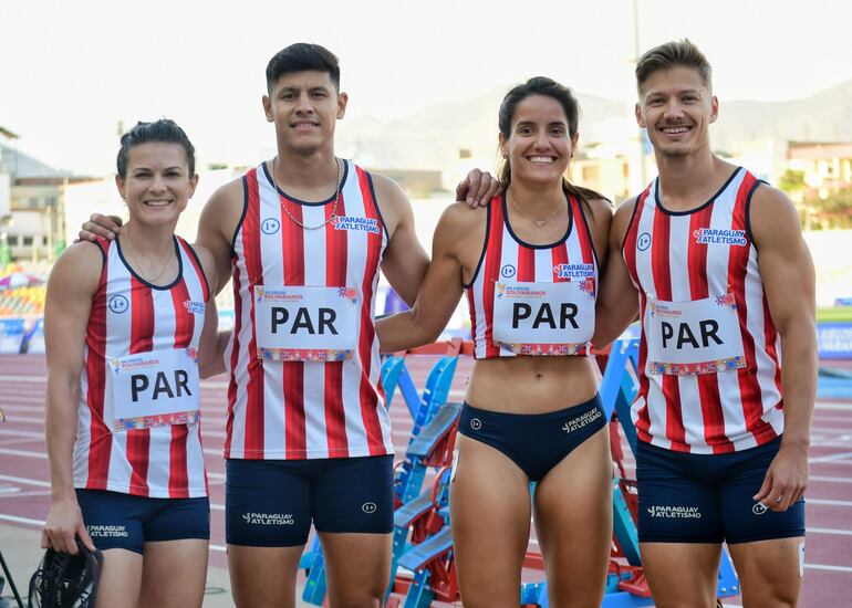 Los velocistas Xenia Hiebert, Fredy Maidana, Macarena Giménez y Alexis Wolk ganaron presea de bronce en el 4x100 mixto.