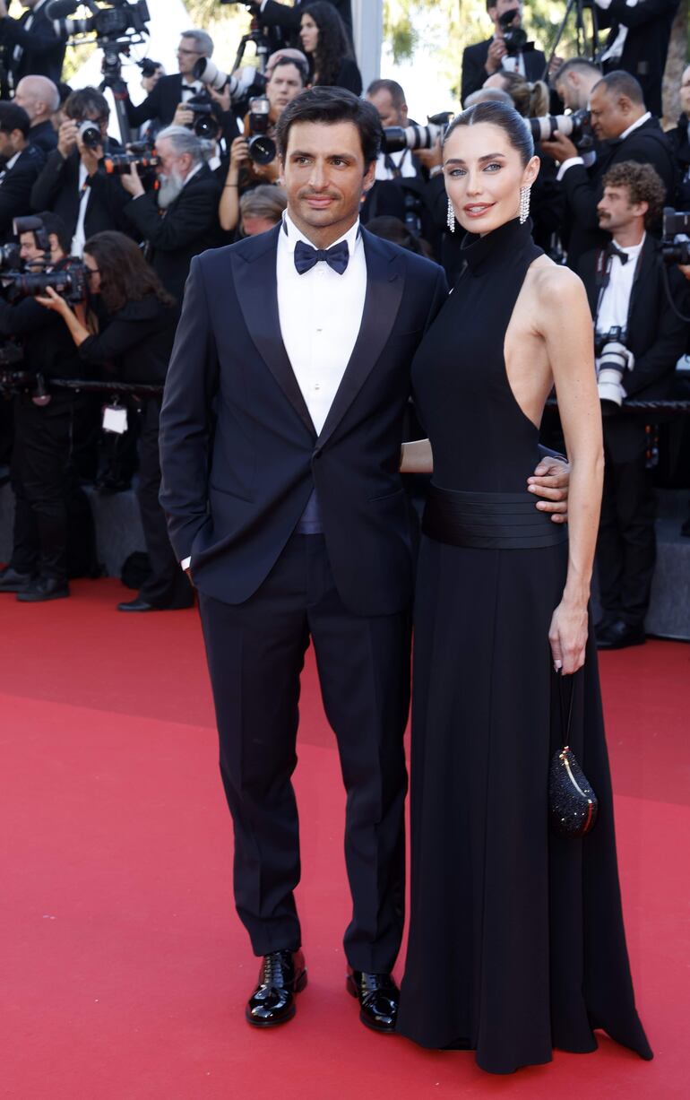 ¡Bella parejita! Carlos Sainz Jr. y Rebecca Donaldson en la alfombra roja de Cannes. (EFE/EPA/SEBASTIEN NOGIER)
