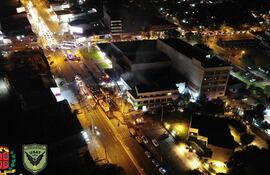 Un importante incendio afectó a un depósito comercial ubicado junto a la Dirección General de los Registros Públicos.