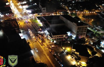 Un importante incendio afectó a un depósito comercial ubicado junto a la Dirección General de los Registros Públicos.