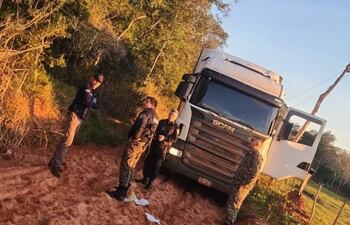 Camión transportador fue recuperado en la zona de Yasy Cañy por la policía