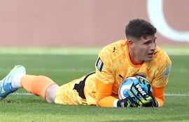 El portero paraguayo Orlando Gill retiene el balón durante el partido de octavos de final de la Copa Mundial de la FIFA 2026 entre Paraguay y Francia, en Filadelfia, EE. UU., el 4 de julio de 2026. (Francia, Filadelfia) EFE/EPA/SARAH YENESEL