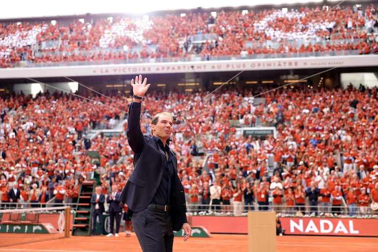 El español Rafael Nadal (38 años), ganador de 14 títulos de Roland Garros, con
lágrimas se despide del recinto que le vio convertirse en leyenda del tenis.