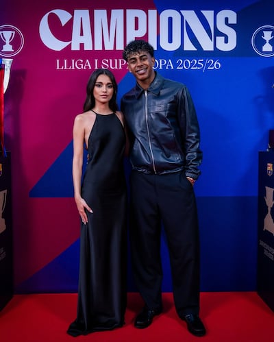 Lamine Yamal e Inés García posando abrazados en la fiesta del FC Barcelona.