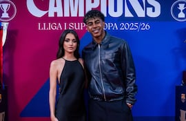 Lamine Yamal e Inés García posando abrazados en la fiesta del FC Barcelona.