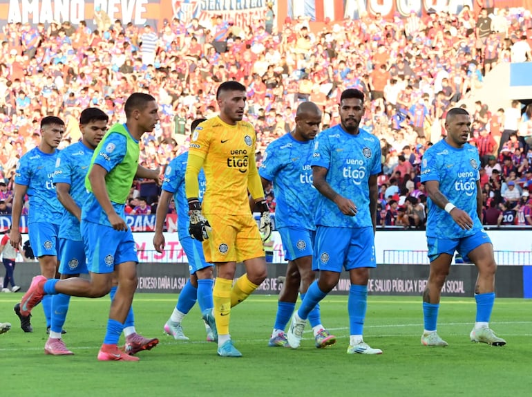 Los jugadores de Olimpia se retiran del campo de juego de La Nueva Olla, tras la finalización de la primera mitad.