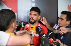 El zaguero central de Paraguay, Omar Alderete habla ante los medios, en la antesala al decisivo duelo ante Australia por la tercera ronda del Grupo D.