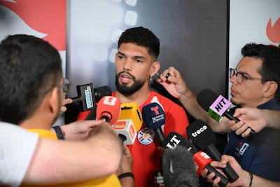 El zaguero central de Paraguay, Omar Alderete habla ante los medios, en la antesala al decisivo duelo ante Australia por la tercera ronda del Grupo D.