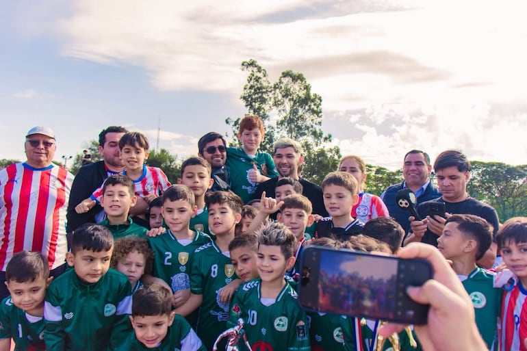 Julio Enciso rodeado de los chicos en Caaguazú.