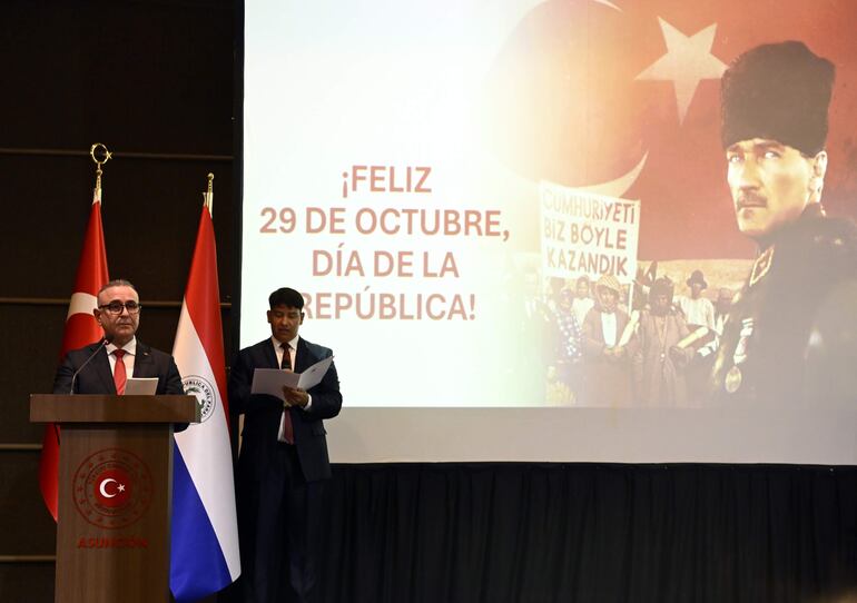 Yavuz Kül, embajador de Türkiye resaltó en su discurso los lazos de amistad con Paraguay, que cumplirá 75 años en 2028.