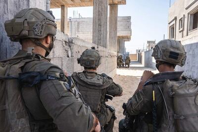 Las tropas israelíes desplegadas en la Franja de Gaza continúan centrando sus ataques por tercer día consecutivo en Jan Yunis.