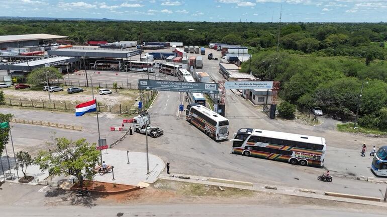 Controles en pasos fronterizos terrestres ante el ingreso masivo de extranjeros para la final de la Copa Sudamericana.