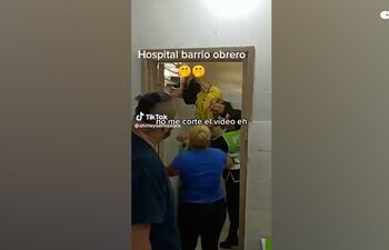 Detenido intenta escapar por la ventana del baño del Hospital de Barrio Obrero.