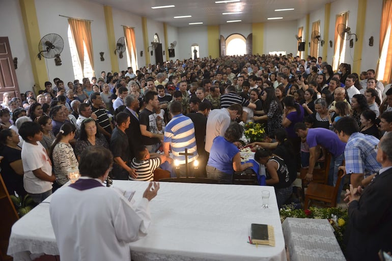 Centenares de personas en la Catedral de Concepción, durante la despedida de uno de los militares asesinados por el EPP en Arroyito.