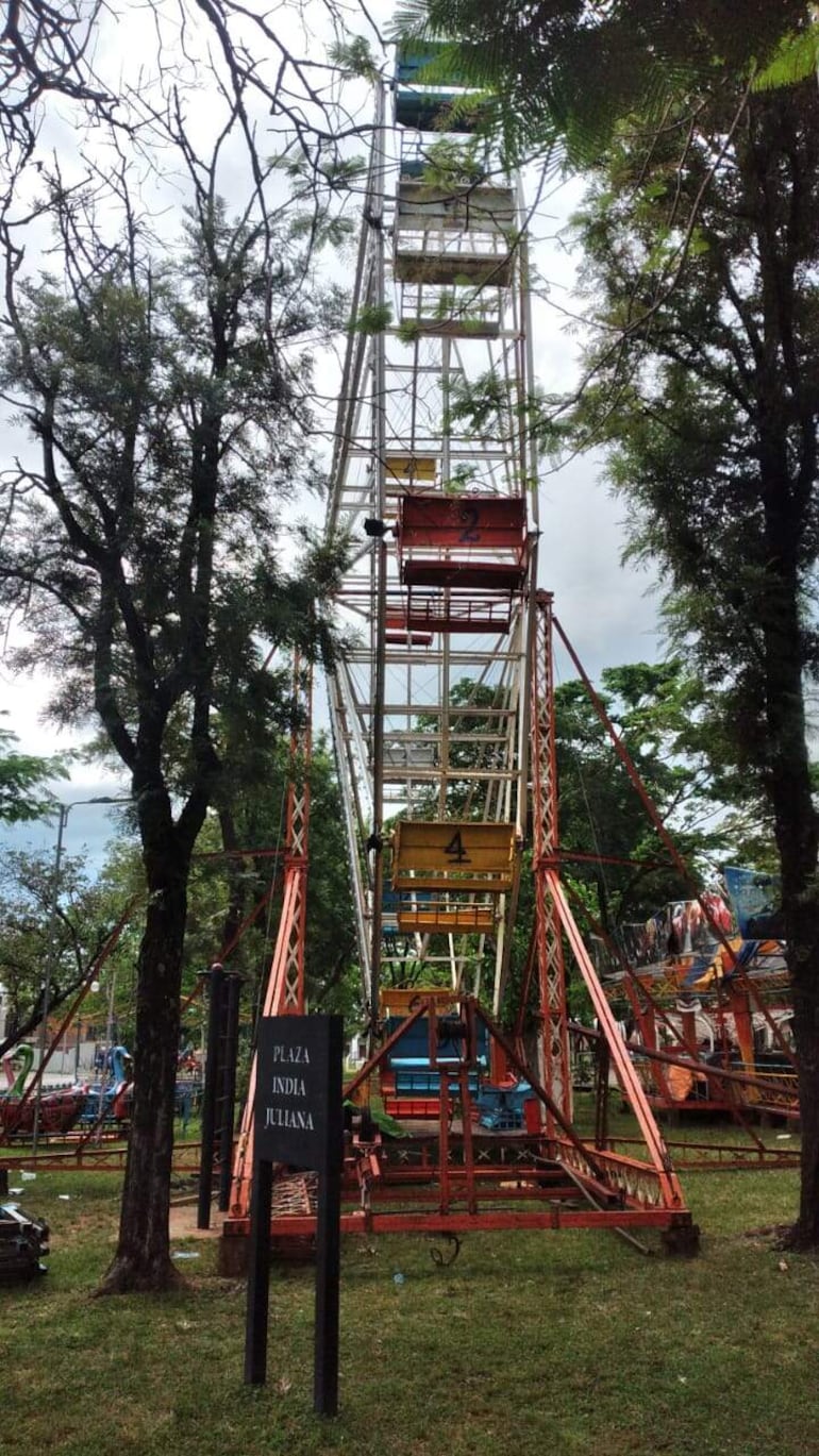 La rueda gigante instalado en medio de árboles en la plaza India Juliana.