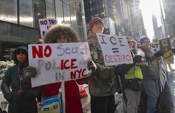 Personas sostienen carteles durante una protesta frente a la Torre Trump contra el ICE y las políticas migratorias del Gobierno del presidente de Estados Unidos, Donald Trump