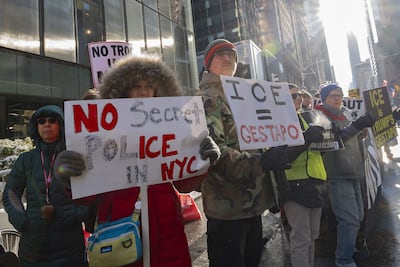 Personas sostienen carteles durante una protesta frente a la Torre Trump contra el ICE y las políticas migratorias del Gobierno del presidente de Estados Unidos, Donald Trump