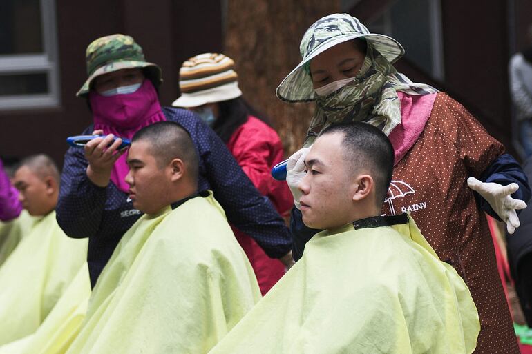 La edad de reclutamiento en esta isla es de 18 años, con prórrogas para quienes cursan educación superior. Cuando cumplen 36 años, todos los hombres deben haber servido en el ejército.
