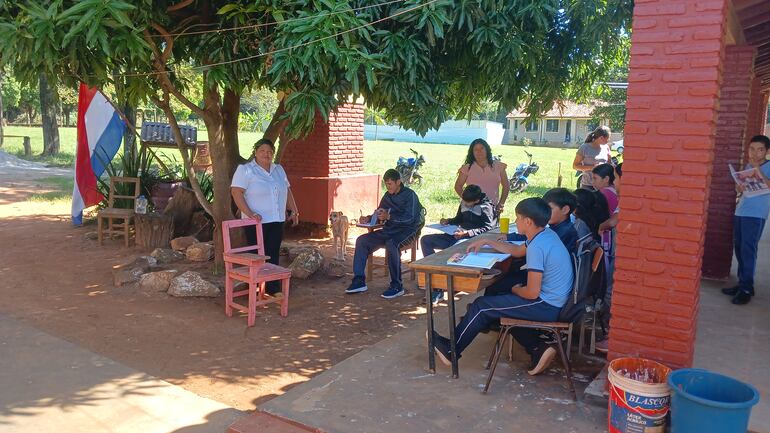 Tras 20 días del derrumbe, alumnos siguen a la intemperie y el MEC no da respuestas
