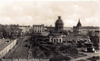 Calle Estrella en Asunción, con el Kiosco Oriental y estructuras urbanas en blanco y negro.