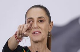 La presidenta de México, Claudia Sheinbaum, habla durante una rueda de prensa en el Palacio Nacional de la Ciudad de México (México). Sheinbaum afirmó que Estados Unidos ha rechazado 36 peticiones de México para detener con fines de extradición por falta de pruebas, por lo que defendió aplicar el mismo criterio ante los señalamientos contra 10 mexicanos, incluido el gobernador de Sinaloa, Rubén Rocha Moya.