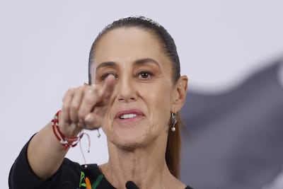 La presidenta de México, Claudia Sheinbaum, habla durante una rueda de prensa en el Palacio Nacional de la Ciudad de México (México). Sheinbaum afirmó que Estados Unidos ha rechazado 36 peticiones de México para detener con fines de extradición por falta de pruebas, por lo que defendió aplicar el mismo criterio ante los señalamientos contra 10 mexicanos, incluido el gobernador de Sinaloa, Rubén Rocha Moya.
