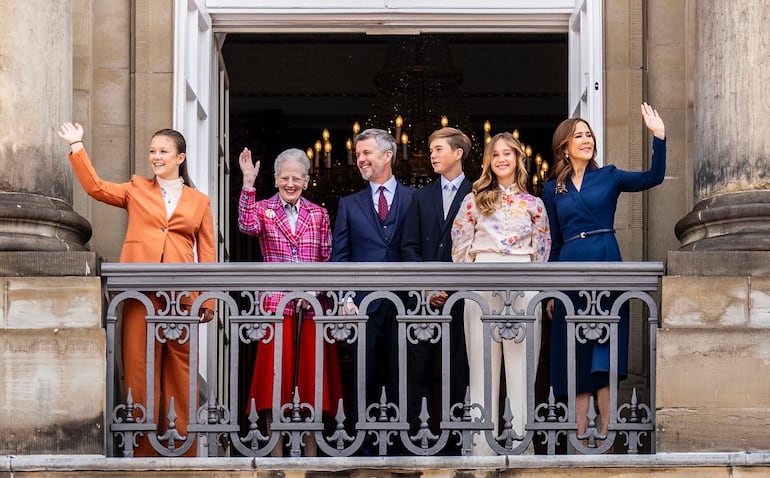 Federico de Dinamarca saludando desde el balcón real el día de su cumpleaños número 57. El rey estuvo rodeado de sus familiares en tan importante ocasión.