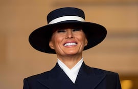La primera dama de los Estados Unidos Melania Trump sonríe al presidente Donald Trump cuando se refiere a ella y a su sombrero "casi voló" durante la despedida a los Biden. La referencia fue frente a los asistentes en el Emancipation Hall en el marco de la investidura del 47º presidente de ese país.