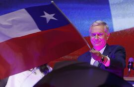 El presidente electo de Chile, el ultraderechista José Antonio Kast, agita una bandera de Chile tras ganar la segunda vuelta de las elecciones presidenciales este domingo, en Santiago (Chile). EFE/ Elvis González