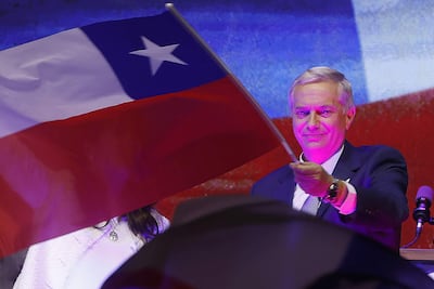 El presidente electo de Chile, el ultraderechista José Antonio Kast, agita una bandera de Chile tras ganar la segunda vuelta de las elecciones presidenciales este domingo, en Santiago (Chile). EFE/ Elvis González