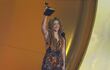 La cantante colombiana Shakira recibiendo la estatuilla al Mejor Álbum de Pop Latino en la pasada edición de los Grammy.