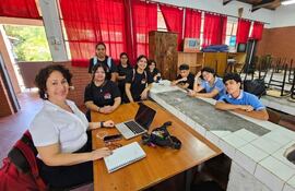 Sofía Molinas dirige una clase frente a estudiantes en el Colegio Nacional Naciones Unidas.